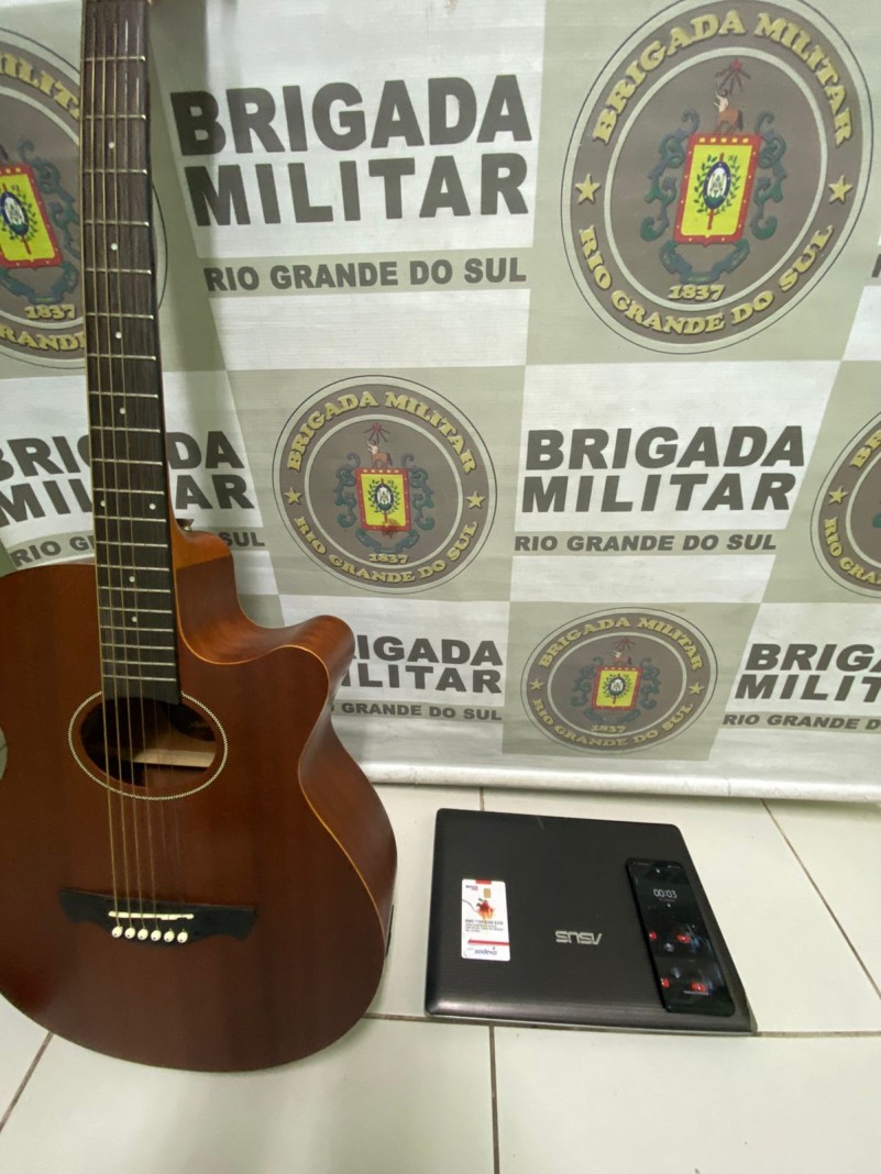 Com eles foram localizados um telefone celular, um notebook e um viol&atilde;o, objetos que haviam sido roubados h&aacute; poucos instantes. 