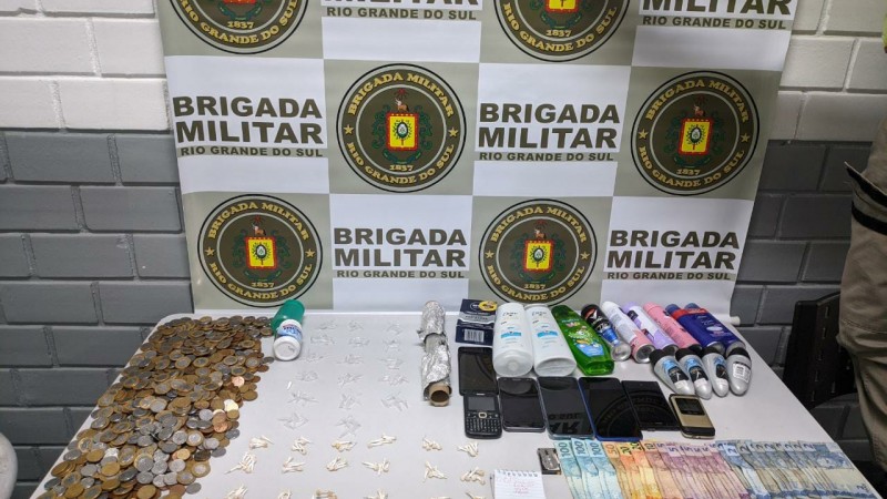 varias drogas, dinheiro produtos de higiene, celulares