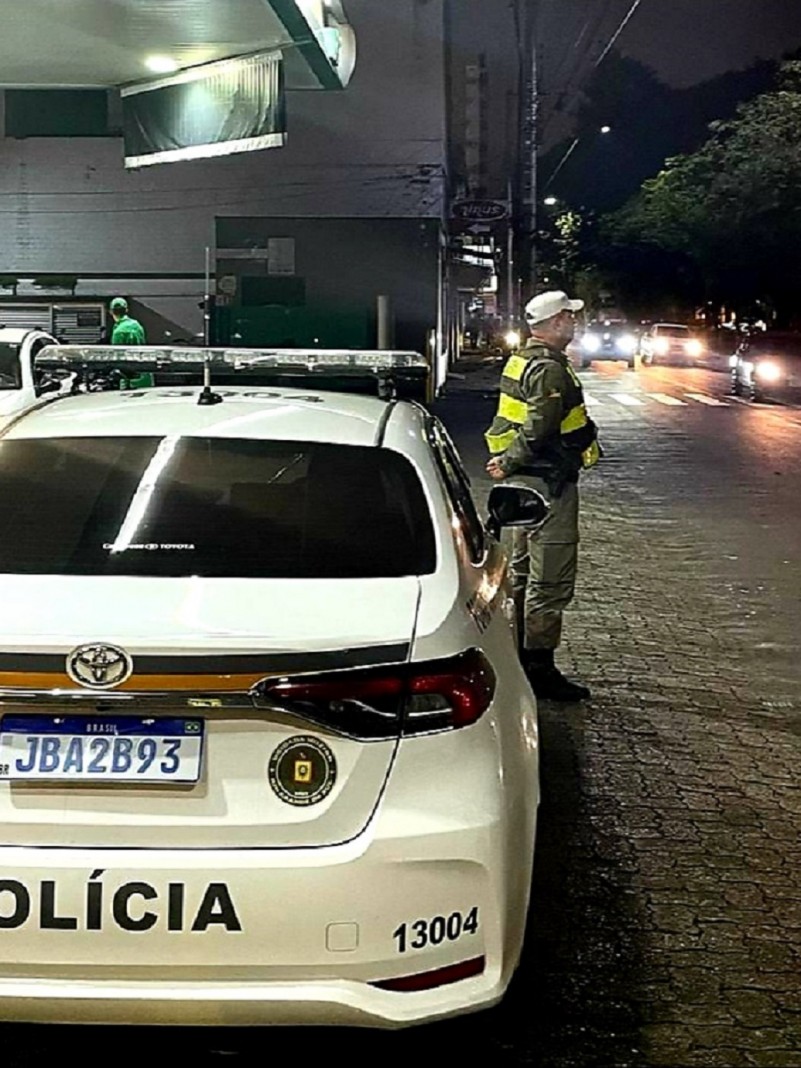 viatura e policial parados
