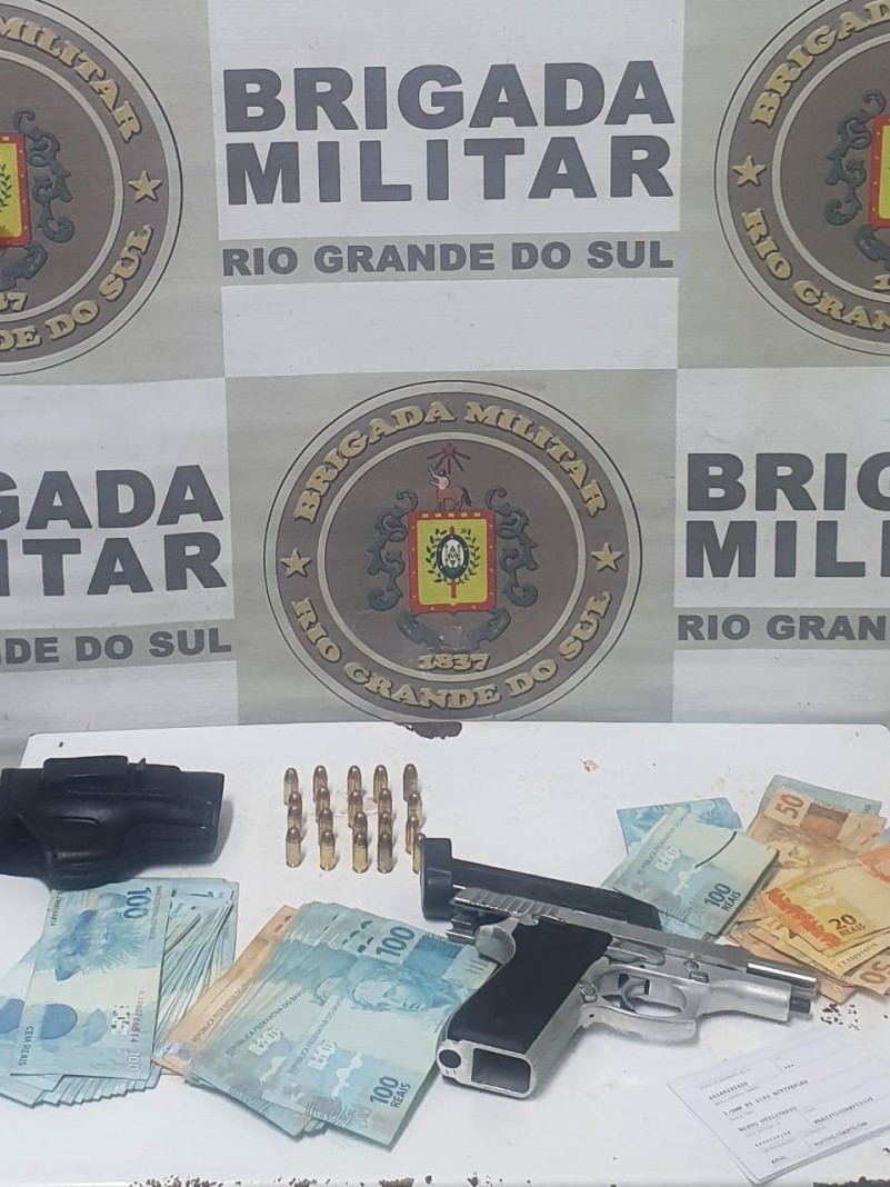 Ap&oacute;s revista veicular foram localizados uma pistola calibre .380, com 20 muni&ccedil;&otilde;es intactas e a quantia de R$ 11.362,00.