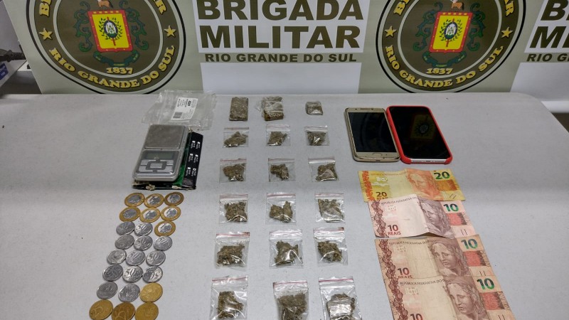 dinheiro, drogas, celular e balança.