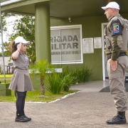 Menina fã da BM prestando continência para soldado de Imbé