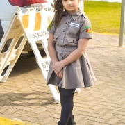 Meninas faz pose em frente a viatura da Brigada Militar