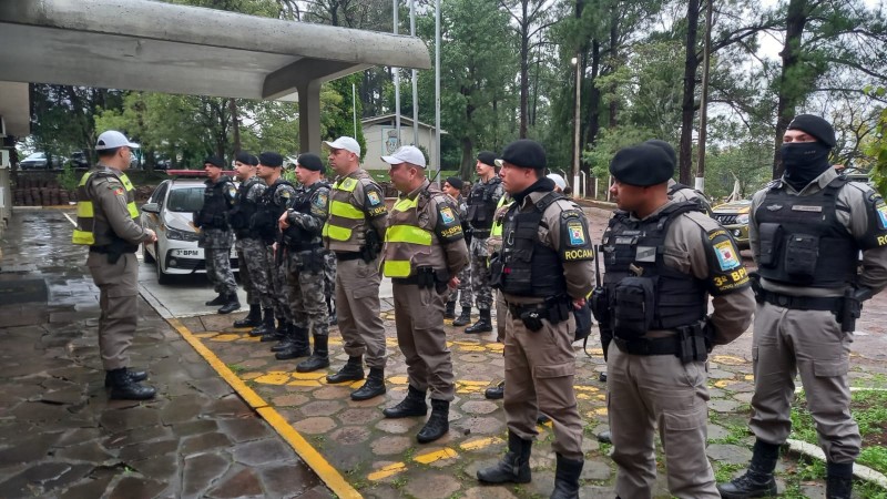 Policiais militares em frente ao batalhão