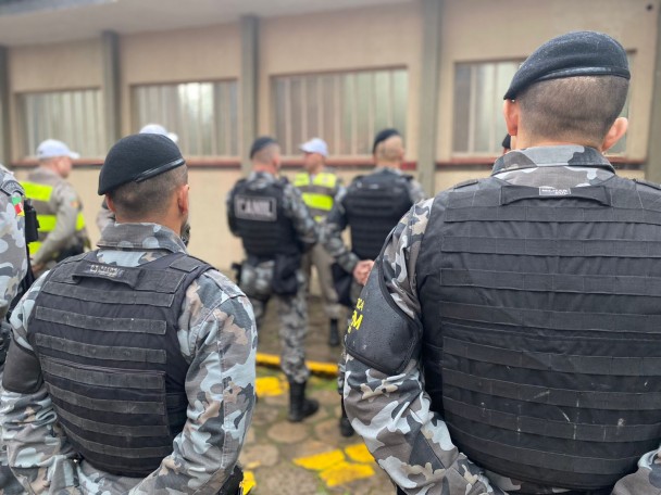 policiais militares em frente ao batalhão