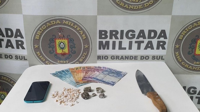  Com o homem, de 34 anos, foram localizadas 76 pedras de crack, cinco por&ccedil;&otilde;es de maconha e a quantia de R$ 424,00. 