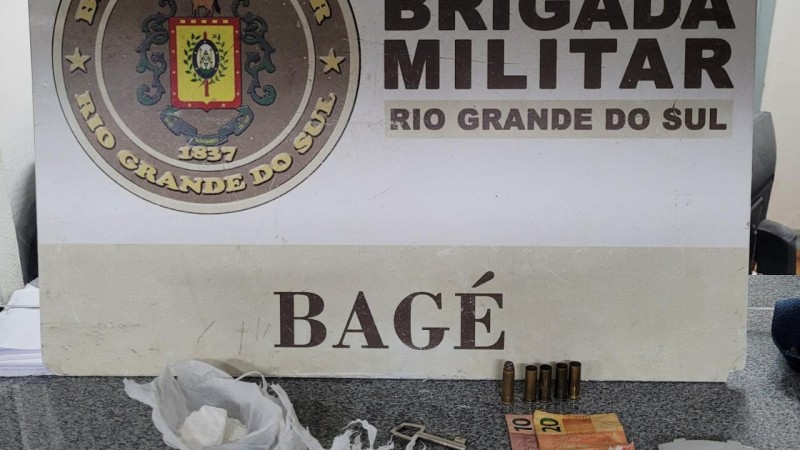 Porções de drogas, munições e dinheiro