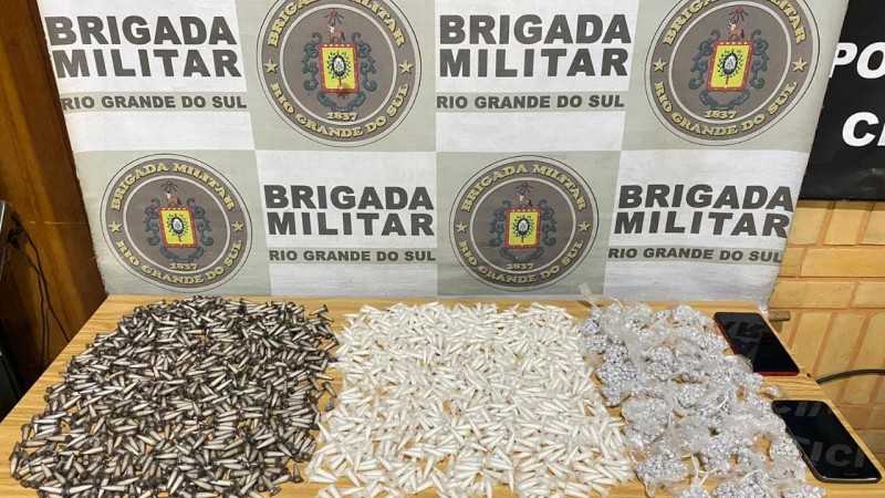 Com o indiv&iacute;duo, identificado como um homem de 26 anos, foram apreendidas 1.680 pedras de crack e 1.416 pinos de coca&iacute;na. 