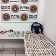 Arma e drogas apreendidas 