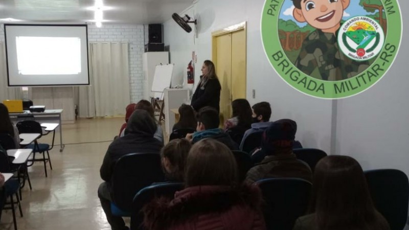ppoliciais militares do 3° Batalhão Ambiental da Brigada Militar de Lagoa Vermelha realizaram uma palestra sobre educação ambiental, na Escola Estadual Fermino Frizzo, no município de Capão Bonito do Sul.