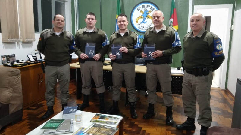 ALUNOS-OFICIAIS RECEBERAM O LIVRO DE 50 ANOS DO 8º BATALHÃO, DAS MÃOS DO COMANDANTE, MAJOR FÁBIO HAX DURO.