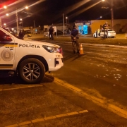VIATURAS EM BARREIRA POLICIAL.