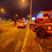 VIATURAS EM BARREIRA POLICIAL.