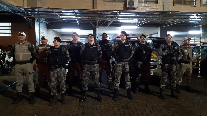 policiais militares na frente de uma viatura