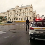 policial militar ao lado da viatura