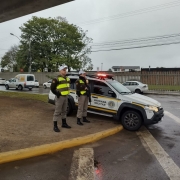 policiais militares ao lado da viatura