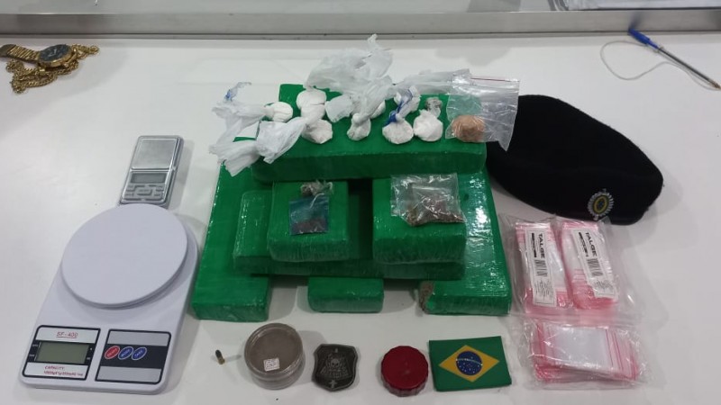 Tijolos e porções de droga, balança de precisão