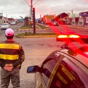 Policial em ponto-base na avenida Itália em Balneário Pinhal