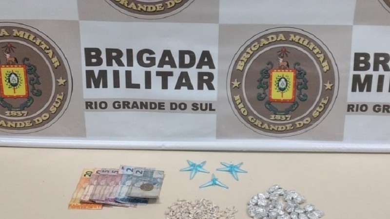 PINOS DE COCAÍNA, CRACK, MACONHA E DINHEIRO APREENDIDOS.