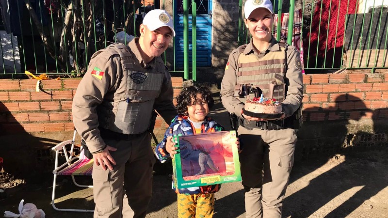 Brigada Militar de Santa Maria surpreende menino no dia do seu aniversário