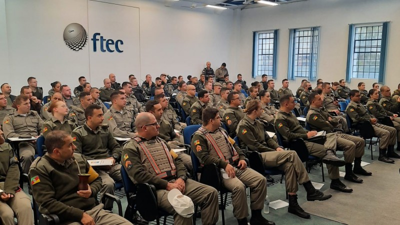 policias militares assistindo palestra