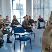 policiais assistindo oficina de sobrevivência policial