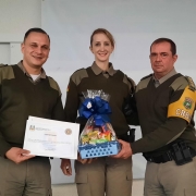 na foto o tenente coronel cilon, a capitã carine entregando presente ao coronel luciano