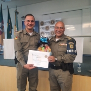 tenente coronel cilon entregando presente ao coronel vladimir