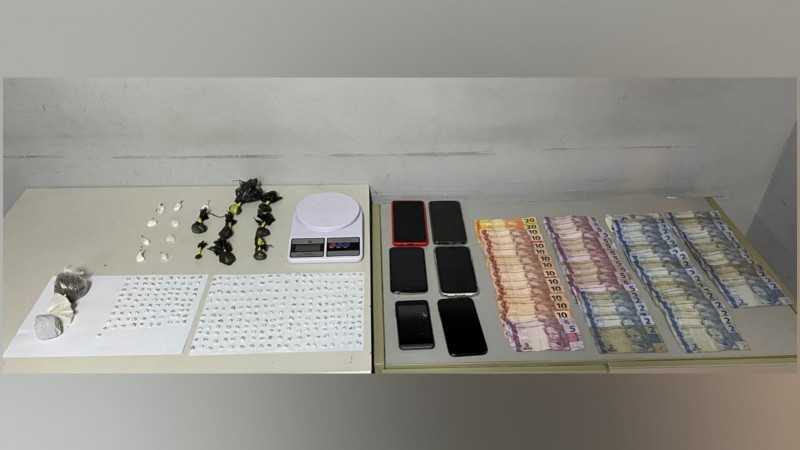 DROGA, BALAN&Ccedil;A DE PRECIS&Atilde;O, TELEFONES CELULARES E DINHEIRO APREENDIDO.