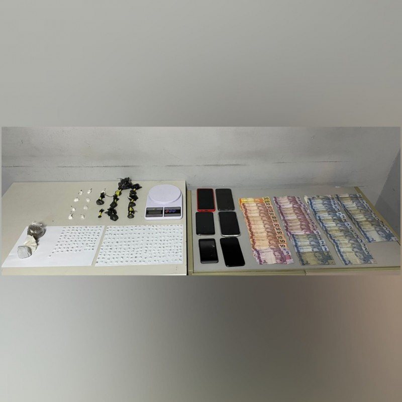DROGA, BALANÇA DE PRECISÃO, TELEFONES CELULARES E DINHEIRO APREENDIDO.