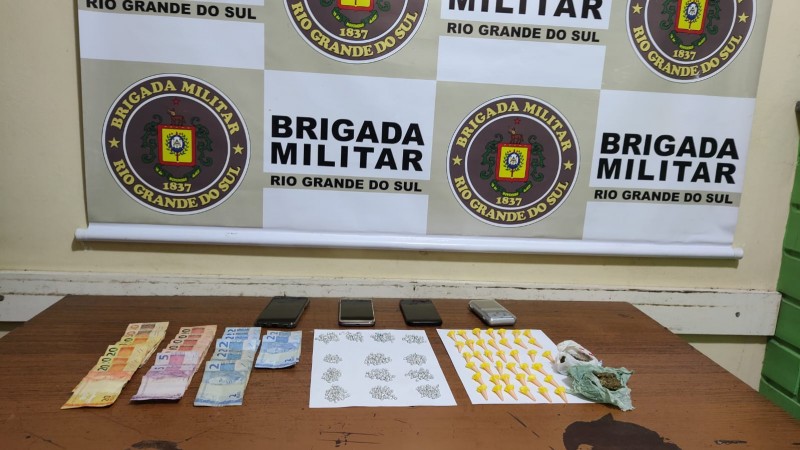 DINHEIRO, DROGAS E CELULARES APREENDIDOS NA OCORR&Ecirc;NCIA.