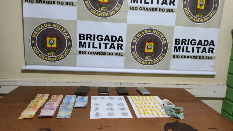 DINHEIRO, DROGAS E CELULARES APREENDIDOS NA OCORRÊNCIA.