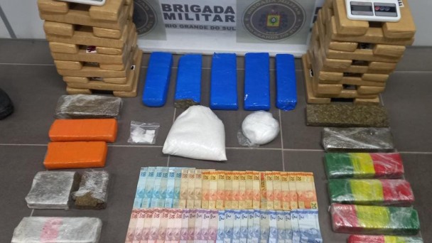 Imagem mostra tijolos de maconha, porções de cocaína, notas de dinheiro e outros materiais apreendidos na operação