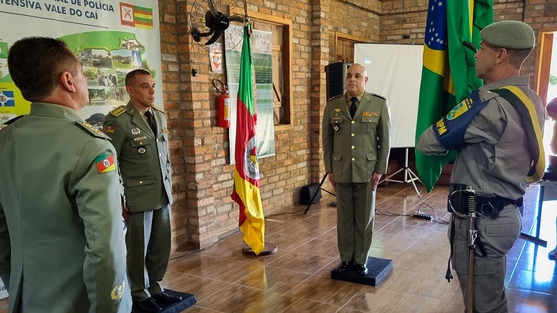 Na foto o Sub-comandante Geral da Brigada Militar esta presidindo o ato de passagem do Comando CRPO-VC, onde o Coronel Rogério Pereira Martins passa o comando ao Ten-Cel Paulo Rogério dos Santos Alberti, estes posicionados em frente a Bandeira Nacional, empunhada pelo 1º Ten Samuel Elias Romero Vaz.