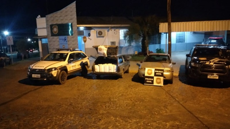 Ve&iacute;culos apreendidos, carregados com agrot&oacute;xicos, e viaturas da Brigada Militar e Pol&iacute;cia Civil