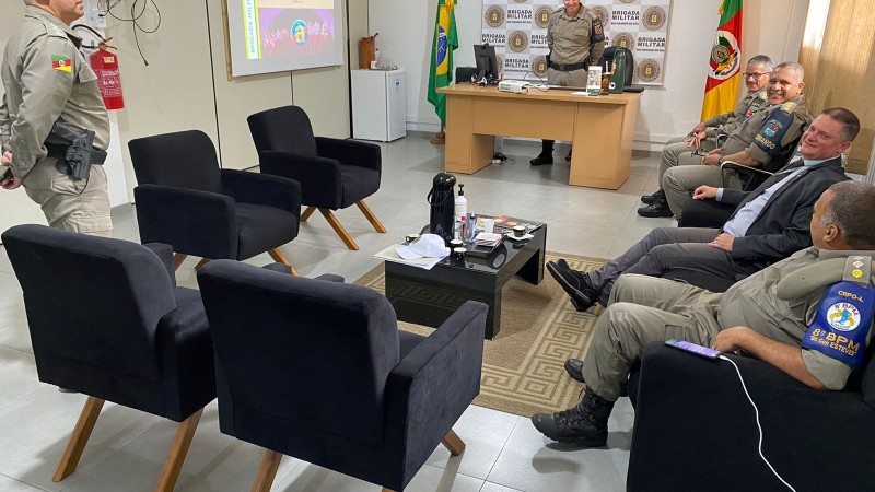 Oficiais do CRPO Litoral reunidos no gabinete do Comandante