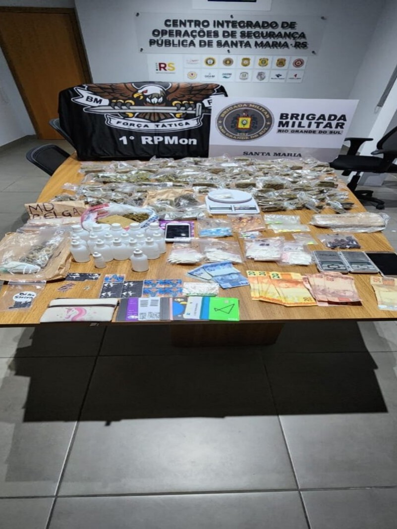 Todos os materiais apreendidos colocados sobre uma mesa