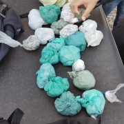Foto mostra sacolas com drogas dentro dispostas em cima da caçamba de uma picape viatura da Brigada Militar