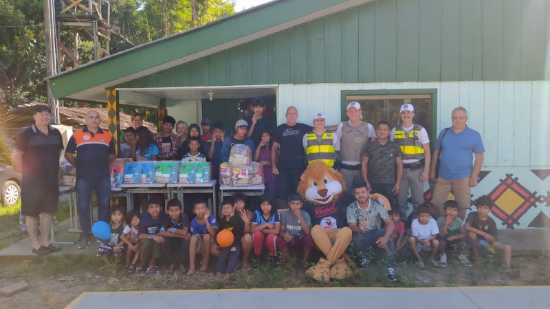 Grupo de pessoas reunidas em frente ao jardim de uma casa