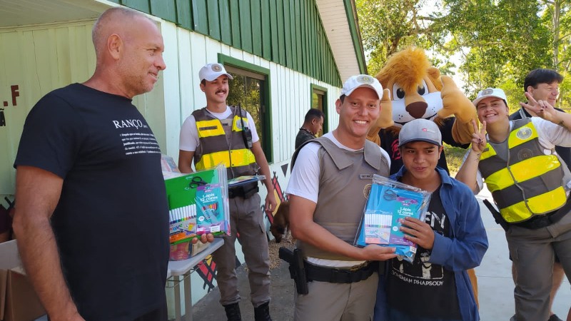 Proerd entrega material escolar em aldeia indigena em Torres