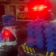 Imagem mostra duas viaturas, sendo uma da Brigada Militar e outra da Polícia Rodoviária Federal, com diversos tijolos de maconha em cima