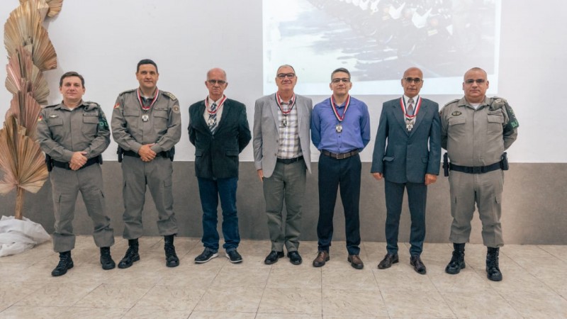 Militares que participaram do evento, lado a lado posando para foto.