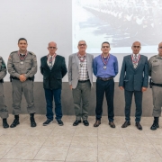 Militares que participaram do evento, lado a lado posando para foto.