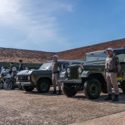 Militares parados ao lado das viaturas