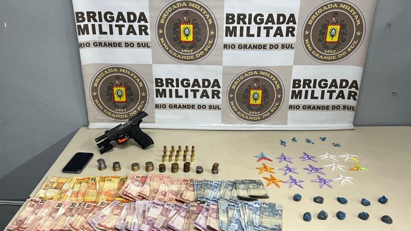 Com a dupla foi localizada uma pistola calibre .40, além de diversas porções de drogas.