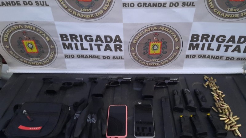 Durante a ação foram apreendidas três armas de fogo, carregadores e diversas munições.