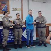 entrega placas aos homenageados