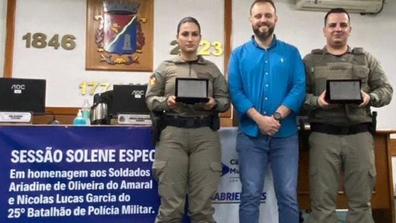 Entrega de placas aos homenageados
