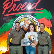 entrega do livro do PROERD para aluna