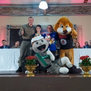 entrega de medalha a aluno destaque do PROERD
